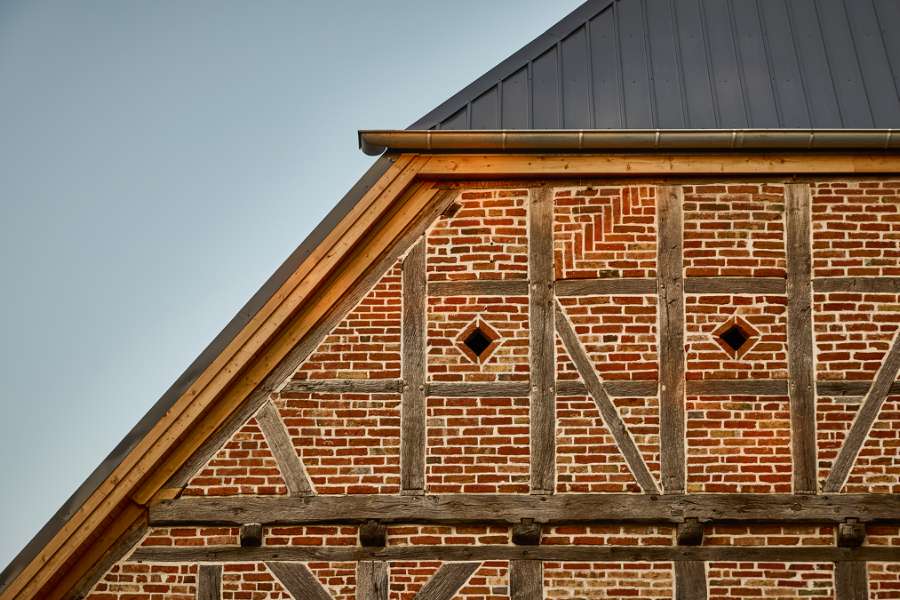 Schöne Dachkonstruktionen werden mit Pfannenblechen zum Leben erweckt, Gut Godderstorf, 23779 Neukirchen